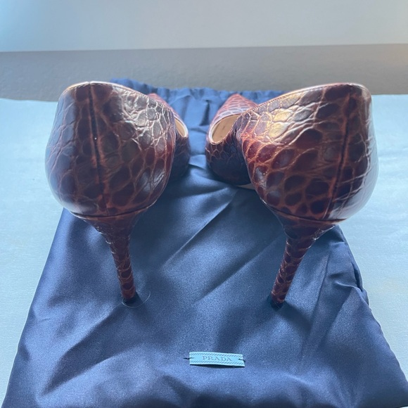 Prada Heels
Size 7.5
Brown pattern - Picture 2 of 6